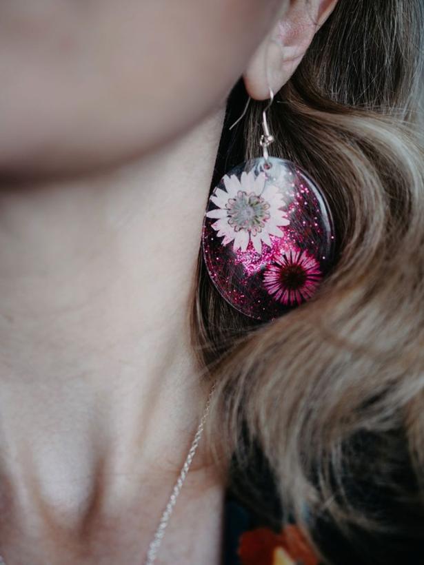 Pressed daisy resin earring